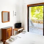 Malakassis House *